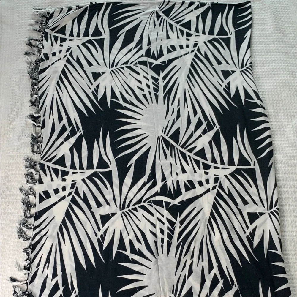 Jaguar Hombre black and white leaf print sarong made in Peru
